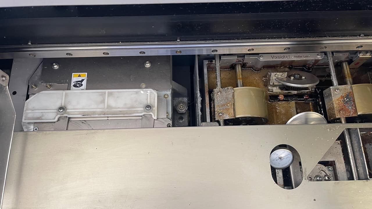 Adhesive glue tank in a perfect binding machine